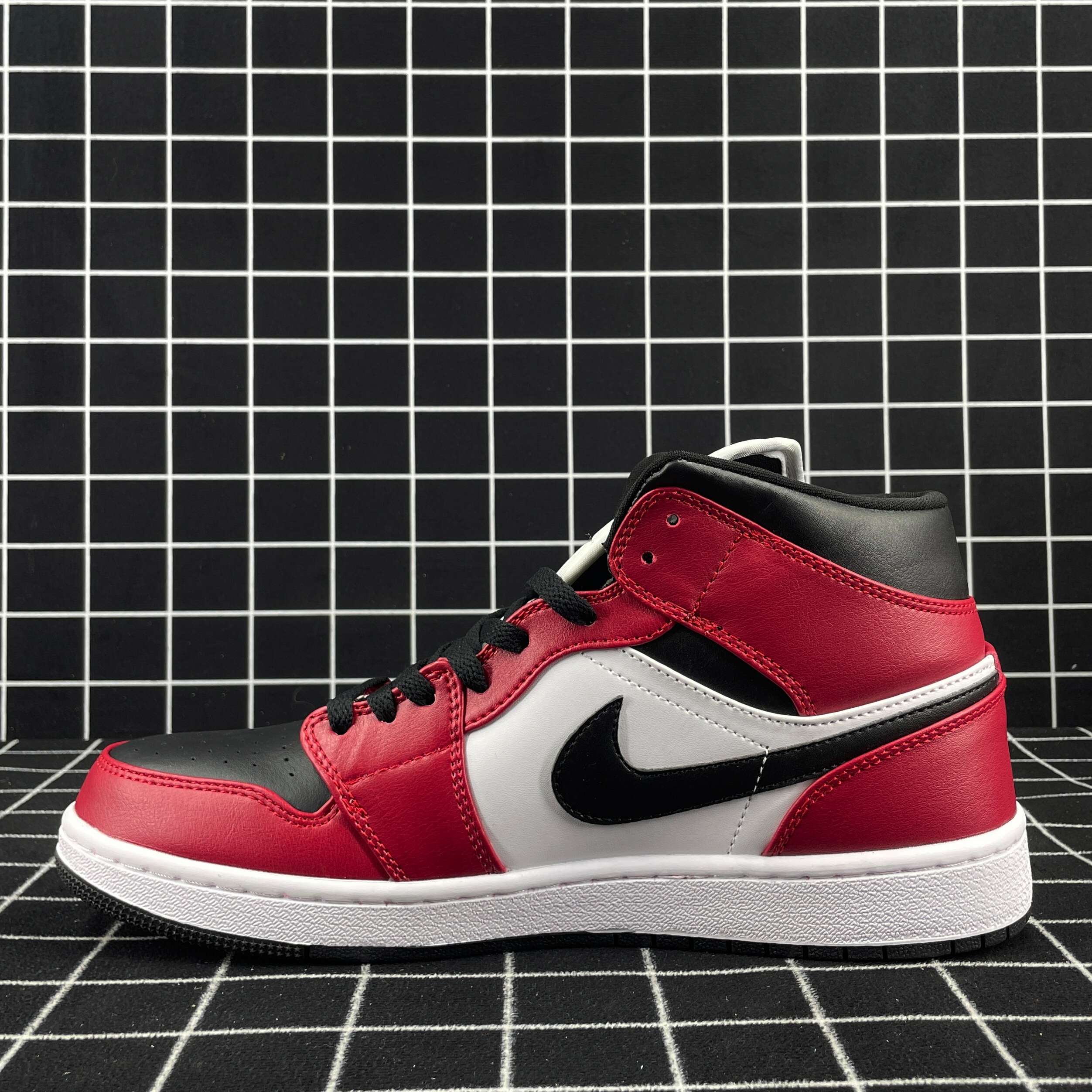 Air Jordan 1 Mid Chicago Black Toe