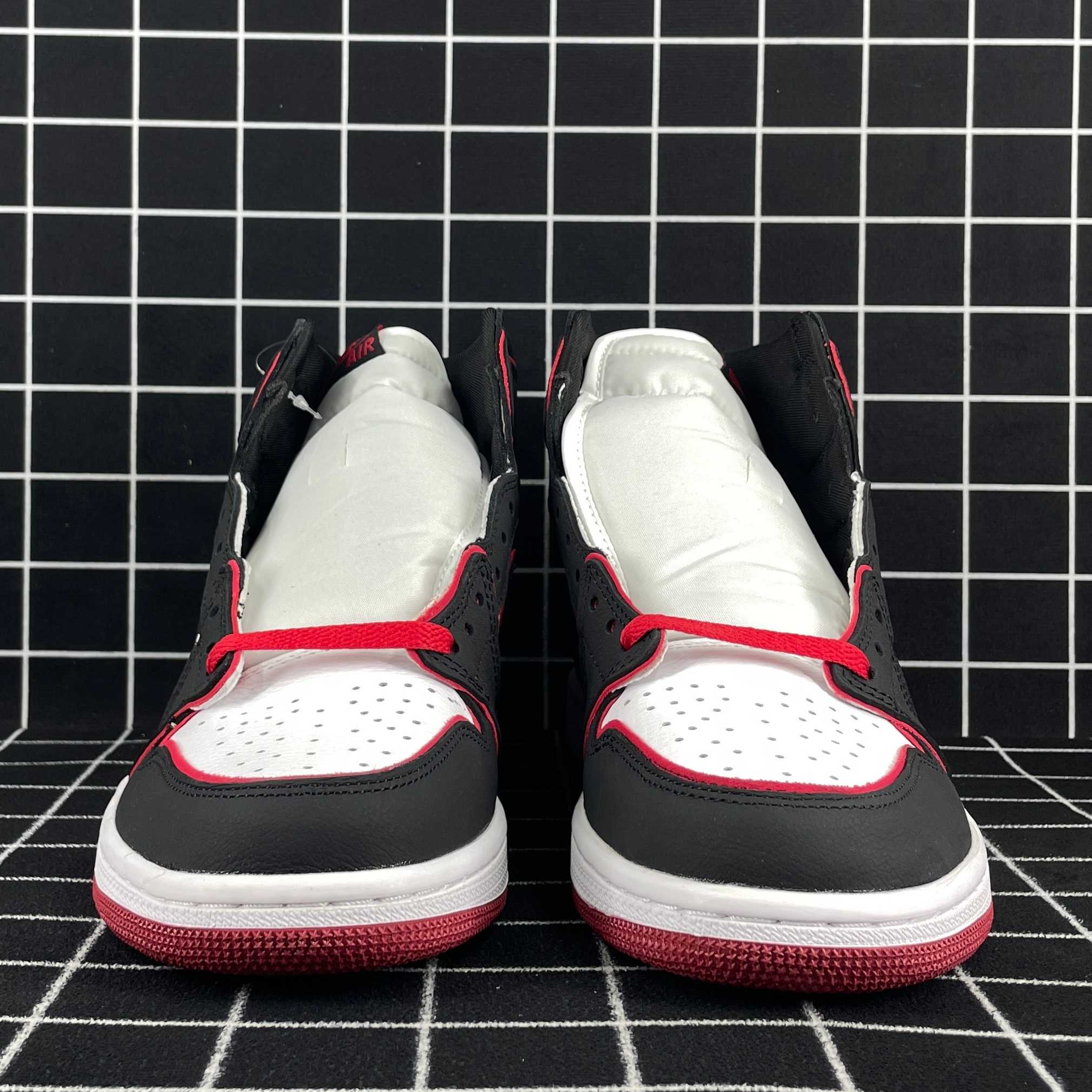 Air Jordan 1 Retro High OG Bloodline Replica