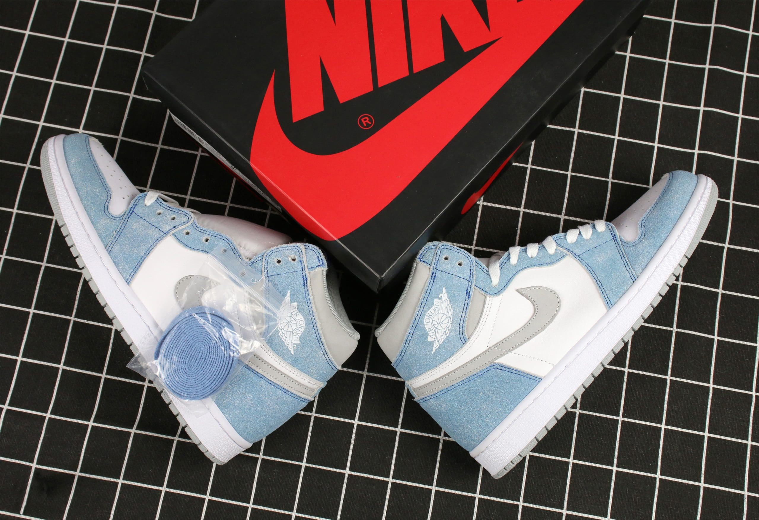 Air Jordan 1 Retro High OG Hyper Royal Replica