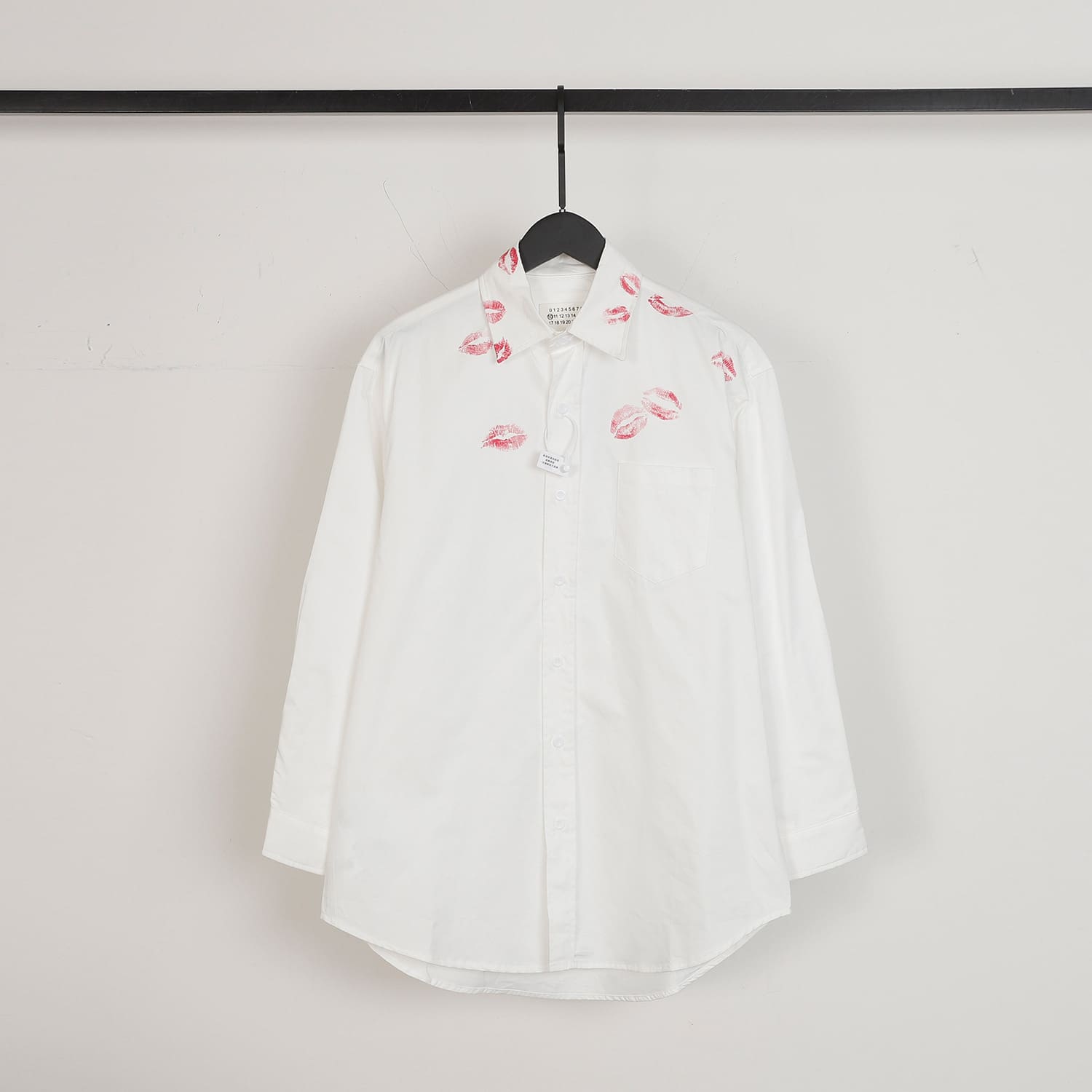 ma*s*n Ma*i*la mm6 lips lipstick print long sleeve shirt for men and women